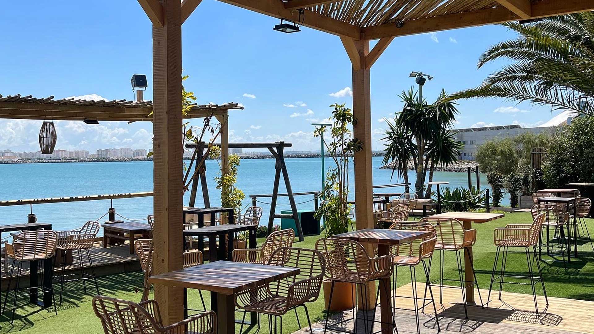 pergola en terraza de un bar